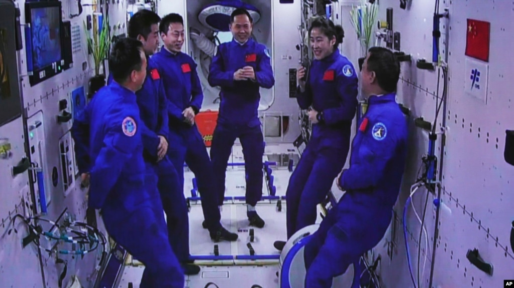 资料照片：中国两批航天员在中国空间站汇合。（2022年11月30日）(photo:VOA)