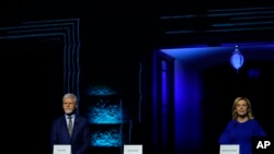 Danuse Nerudova dhe Petr Pavel gjatë nje debati presidencial në Pragë.