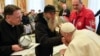 El papa Francisco besa la mano de un hombre durante la celebración de su 86 cumpleaños mientras se reúne con la delegación del Premio Madre Teresa en el Vaticano, el 17 de diciembre de 2022.