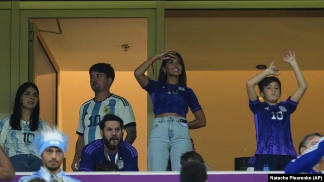 La esposa de Lionel Messi, Antonela Roccuzzo (centro) durante el calentamiento previo al partido entre Argentina y Croacia en las semifinales del Mundial, el 13 de diciembre de 2022, en Lusail, Qatar.