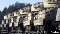 Архивное фото: боевые машины «Брэдли», которые были развернуты в Латвии в рамках операции НАТО «Атлантическая решимость», ожидают разгрузки в Гаркалне, Латвия, 8 февраля 2017 года