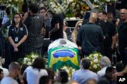 Jenazah pesepak bola yang ikonik, Pele, disemayamkan di Brazil, 2 Januari 2023. (Foto: AP)