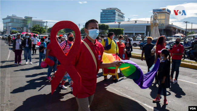 Personas marchan en el Día Mundial de Lucha contra el VIH en diciembre de 2021. Archivo VOA