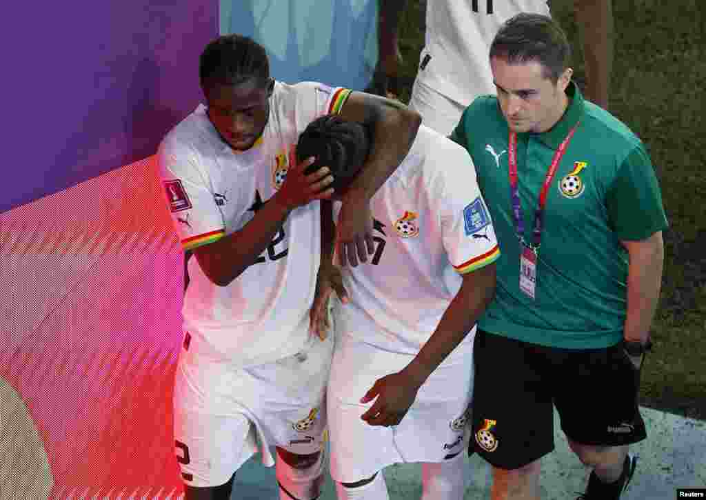 Kamaldeen Sulemana y Fatawu Issahaku, de Ghana, lucen abatidos después del partido en el que&nbsp;se selección quedó eliminada de la Copa del Mundo, tras su derrota ante el equipo &#39;charrua&#39;.