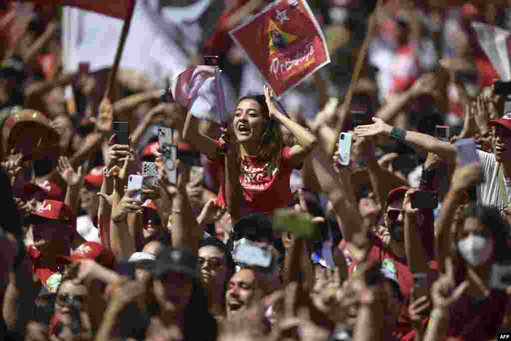 Поддржувачите на новоизбраниот претседател на Бразил Луис Инасио Лула да Силва навиваат додека тој пристигнува на Националниот конгрес за неговата инаугурација, во Бразилија, јануари. 1, 2023 година.