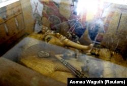 Mumi emas yang menutupi tubuh Tutankhamen disemayamkan di makam raja di Lembah Para Raja di Luxor, 22 November 2012. (Foto: REUTERS/Asmaa Waguih)