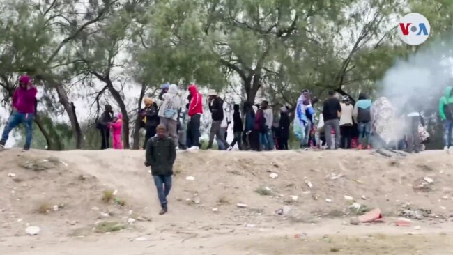 Grupos de migrantes aguardan para solicitar asilo en EEUU