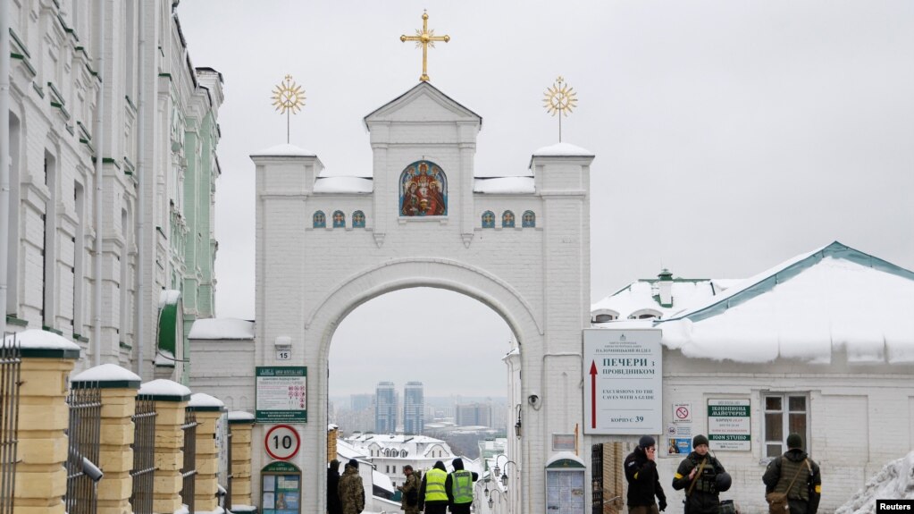 乌克兰执法人员2022年11月22日对基辅洞窟修道院进行突击搜查。(photo:VOA)