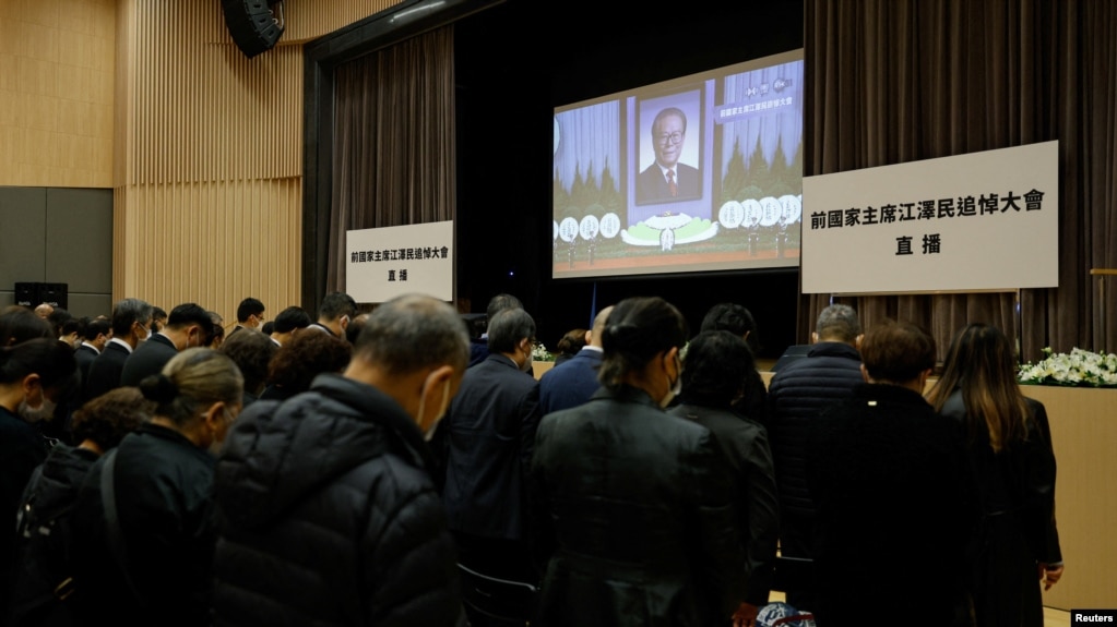 直播北京人民大会堂江泽民追悼会的一个香港会场。（路透社2022年12月6日）(photo:VOA)