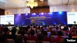 Menteri Koordinator Bidang Perekonomian RI Airlangga Hartarto menghadiri sekaligus membuka Rapat Koordinasi Nasional Percepatan dan Perluasan Digitalisasi Daerah (P2DD) Tahun 2022 di Jakarta. (Twitter/@airlangga_hrt)