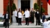 El presidente de Venezuela, Nicolás Maduro, y su homólogo colombiano, Gustavo Petro, se dan la mano en el Palacio de Miraflores, en Caracas, Venezuela, el 7 de enero de 2023. REUTERS/Leonardo Fernández Viloria