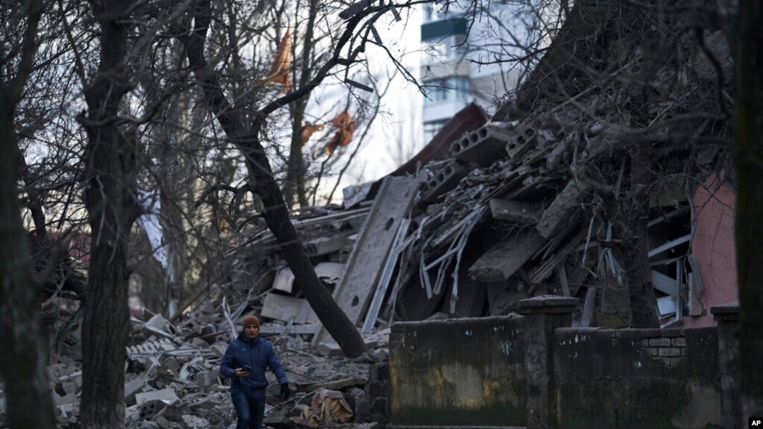 Seorang pria tampak berjalan melewati reruntuhan bangunan sekolah yang hancur diterjang oleh pasukan Rusia di Kramatorsk, wilayah Donetsk, Ukraina, pada 22 Desember 2022. (Foto: AP/Libkos)