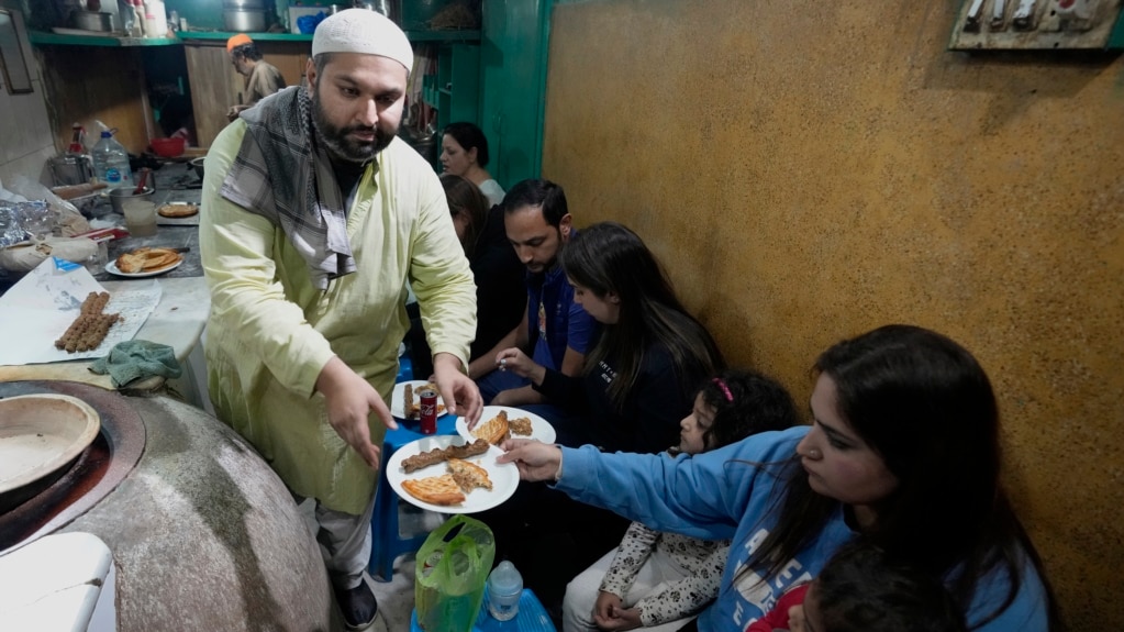 Small Pakistani Restaurant Serves Tasty, Costly Foods