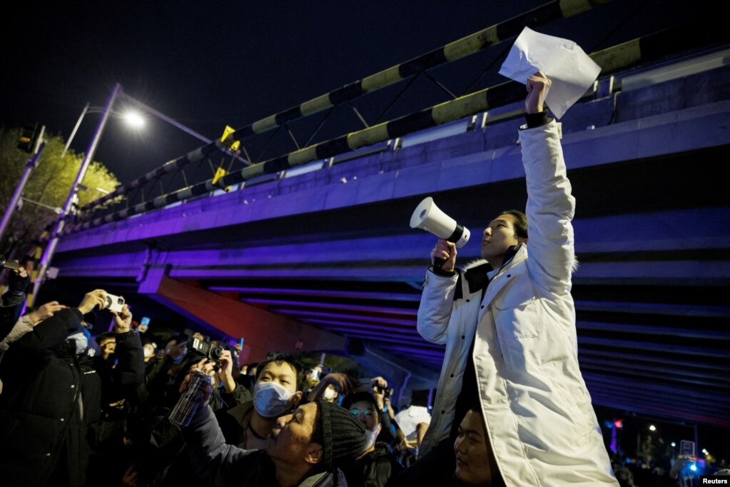 北京民众亮马桥下聚会抗议当局严厉的防疫政策。（2022年11月28日）(photo:VOA)