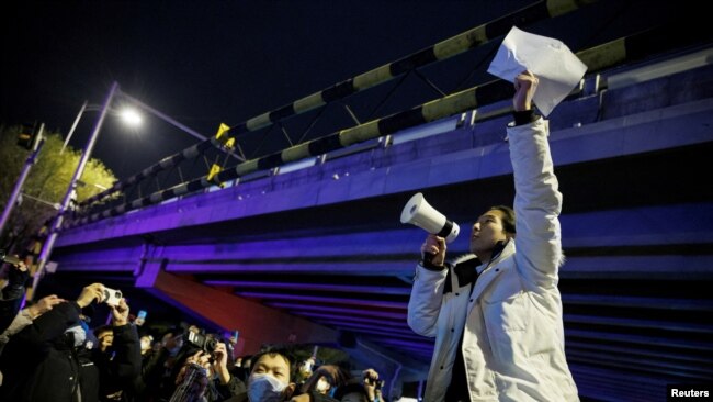 北京民众亮马桥下聚会抗议当局严厉的防疫政策。（路透社2022年11月28日）