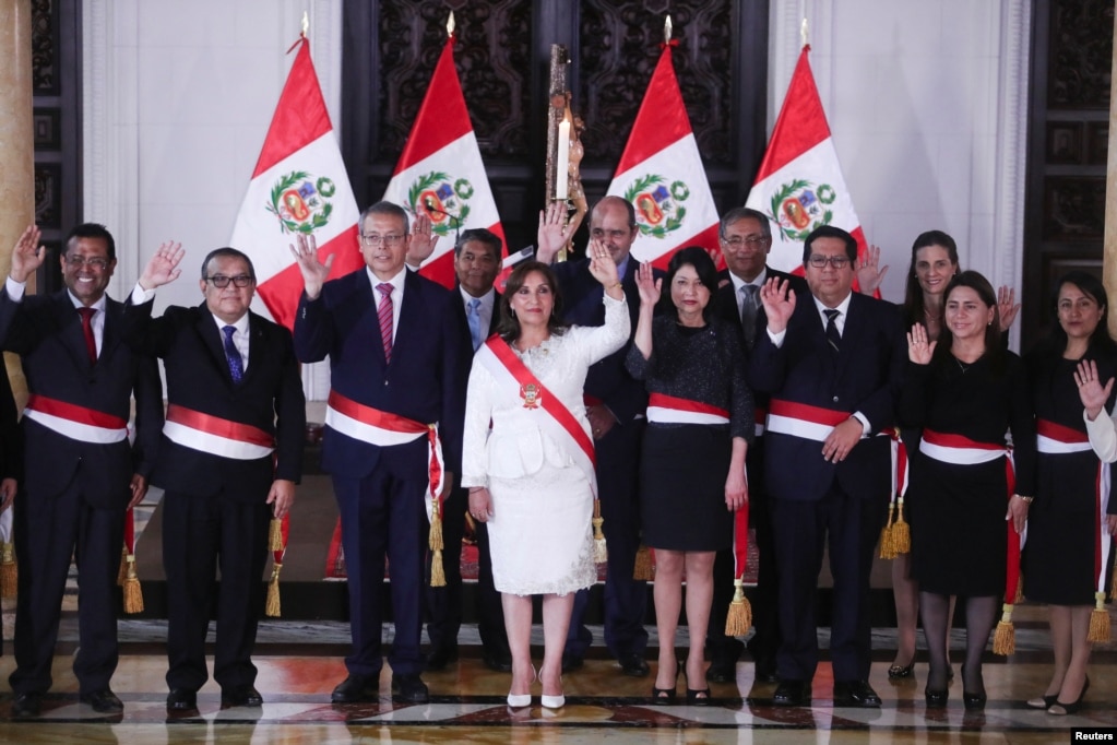 La presidenta de Perú, Dina Boluarte, que asumió el cargo tras la destitución de su predecesor Pedro Castillo, posa para una foto de familia junto a miembros de su Gabinete en Lima, el 10 de diciembre de 2022. 
