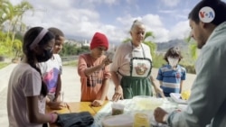 Niños en Venezuela aprende a hacer hallacas, el plato típico de navidad, de la mano de una ONG