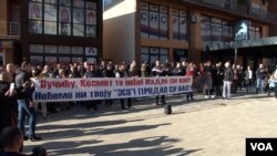 Protest u severnoj Mitrovici pred sedištem Srpske liste, partije bliske Srpskoj naprednoj stranci, predsednika Srbije Aleksandra Vučića