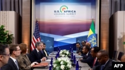 Le secrétaire d'État américain Antony Blinken avec le Premier ministre éthiopien Abiy Ahmed lors du Sommet des dirigeants États-Unis-Afrique à Washington, DC le 13 décembre 2022.