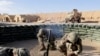 Tentara Angkatan Darat A.S. melakukan latihan mortir di Irak barat dekat perbatasan dengan Suriah, 24 Januari 2018. (Foto: AP)