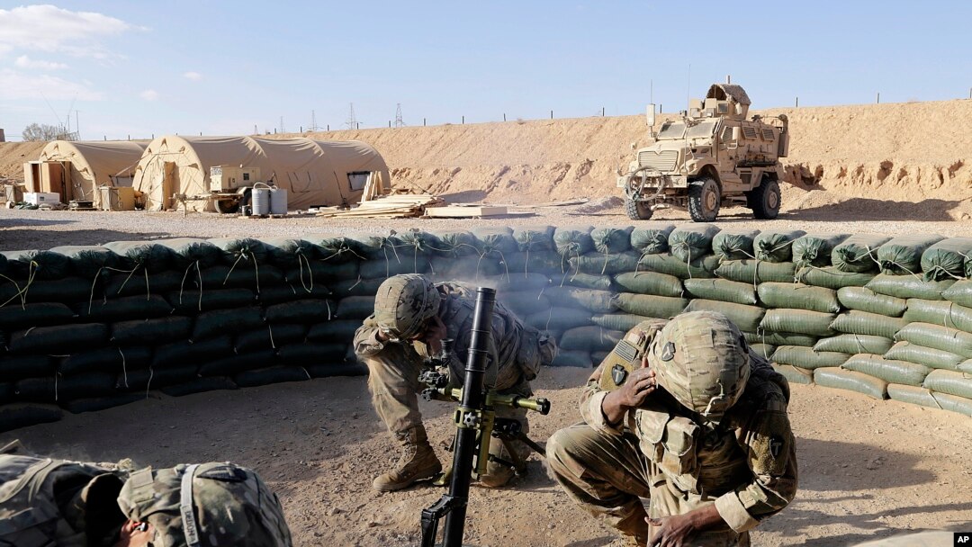 Tentara Angkatan Darat A.S. melakukan latihan mortir di Irak barat dekat perbatasan dengan Suriah, 24 Januari 2018. (Foto: AP)