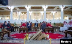 Putra Mahkota Saudi Mohammed Bin Salman bertemu dengan Presiden China Xi Jinping di Riyadh, Arab Saudi 8 Desember 2022. (Bandar Algaloud/Courtesy of Saudi Royal Court/Handout via REUTERS)