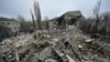ARCHIVO - Rescatistas trabajan en el sitio de una sala de maternidad de un hospital destruido por un ataque con misiles rusos en Vilniansk, región de Zaporizhzhia, Ucrania, el 23 de noviembre de 2022.