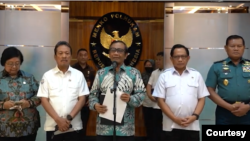 Tangkapan layar Menko Polhukam Mahfud MD bersama sejumlah menteri menggelar konferensi pers tentang Kepulauan Widi, di Jakarta, Rabu (14/12/2022). (Youtube Kemenpo Polhukam)
