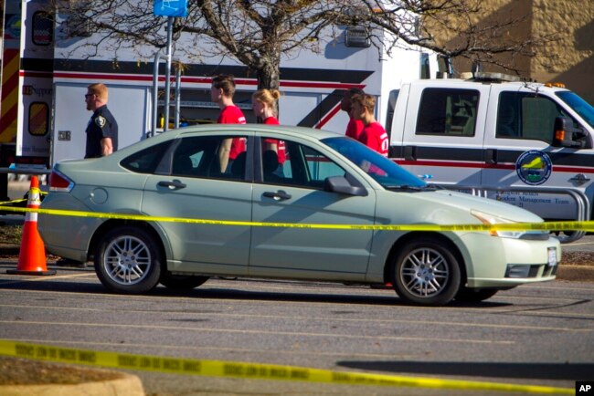 Un vehículo perteneciente al tirador Andre Bing está bloqueado con cinta policial de la escena del crimen en el estacionamiento de un Walmart Supercenter, el 23 de noviembre de 2022, en Chesapeake, Virginia.