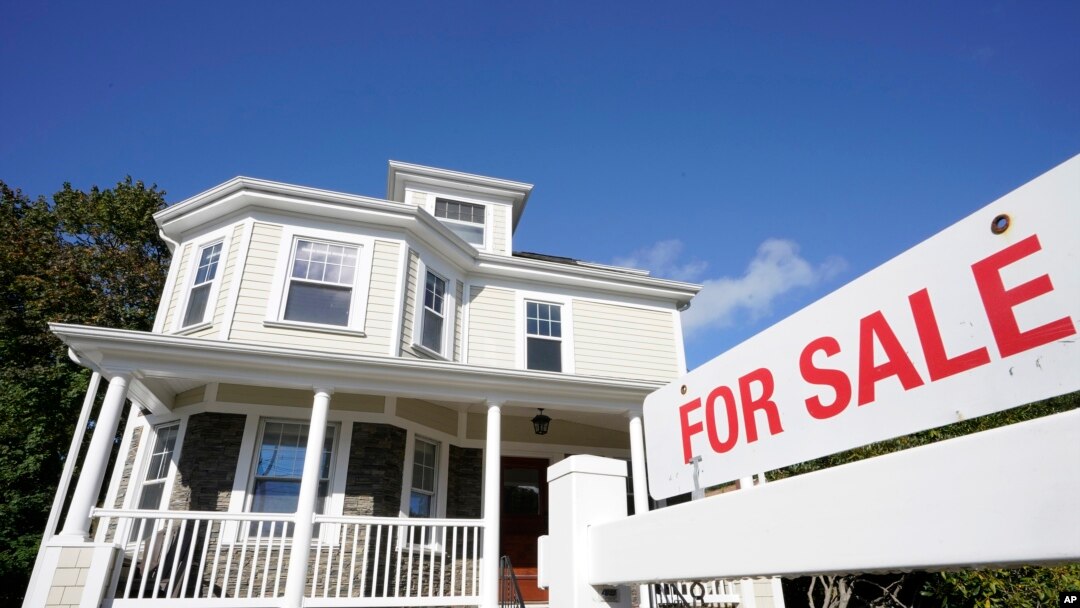 FILE - Sebuah rumah dijual di Westwood, Massachussetts, 6 Oktober 2020. (AP/Steven Senne, File)