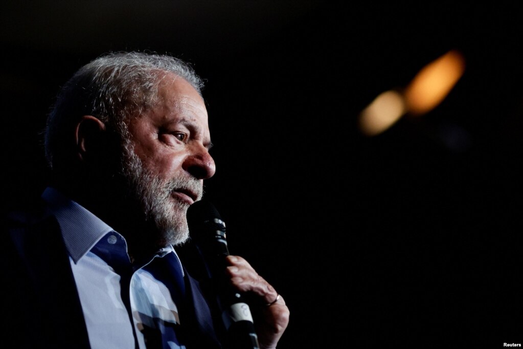 El presidente electo de Brasil, Luiz Inácio Lula da Silva, habla durante la presentación del informe final del gabinete de transición gubernamental en Brasilia, el 22 de diciembre de 2022.