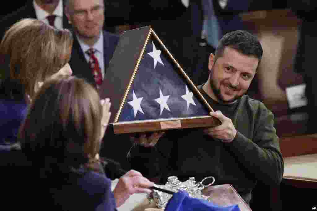 La presidenta de la Cámara de Representantes, Nancy Pelosi, le obsequió al&nbsp;presidente de Ucrania, Volodymyr Zelenskyy, una bandera estadounidense después de dirigirse a una reunión conjunta del Congreso en el Capitolio.