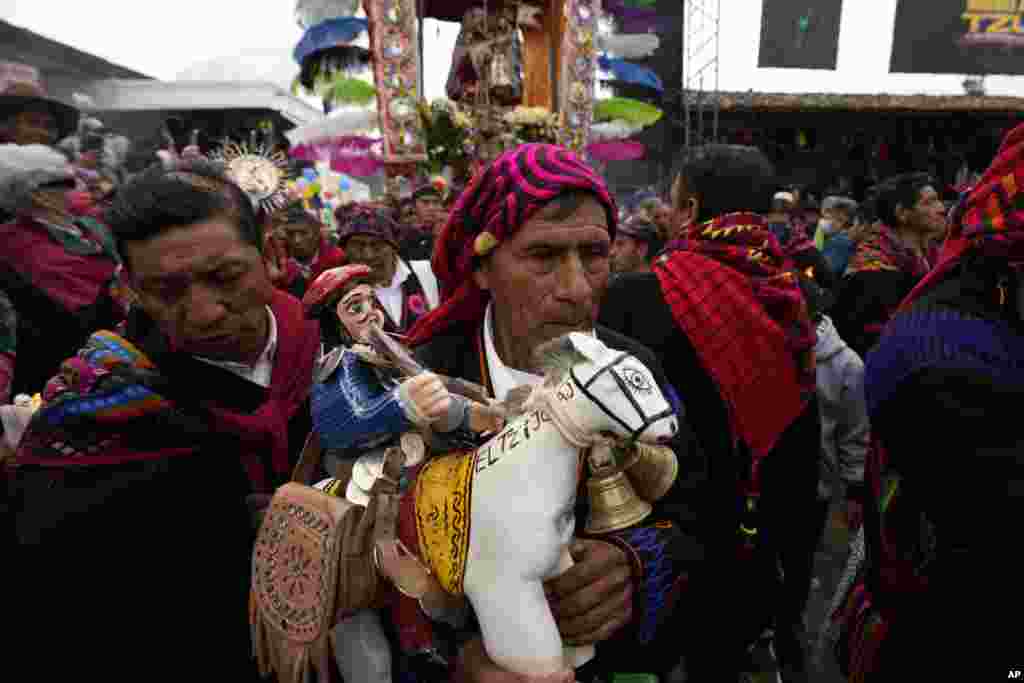 GUATEMALA -&nbsp;El poder de las tradiciones religiosas se mantiene en Guatemala como muestra esta imagen de la celebración dedicada al patrono de Chichicastenango, Santiago Apostol. Este país centroamericano experimentó en 2022 un empeoramiento de las garantías ciudadanas, según organismos internacionales, por la persecusión de jueces, fiscales y actores de la sociedad civil dedicados a combatir la corrupción.&nbsp;