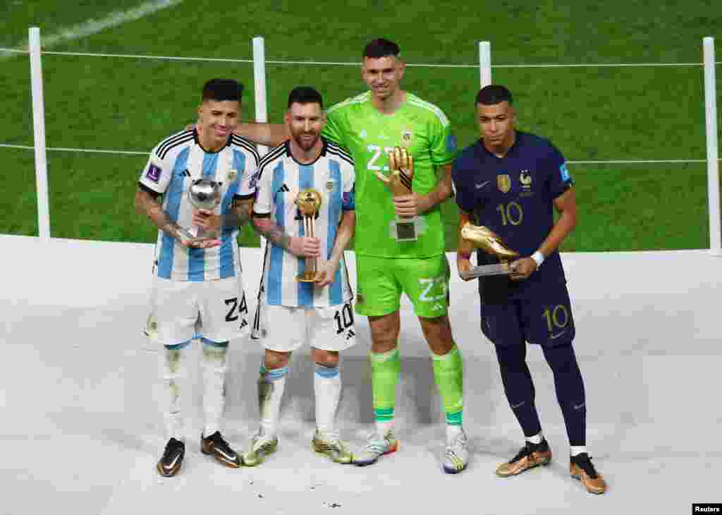 Dari kiri: Enzo Fernandez dari Argentina memegang penghargaan Pemain Muda Terbaik,&nbsp;Lionel Messi dari Argentina memegang penghargaan Golden Ball, Emiliano Martinez dari Argentina memegang penghargaan Golden Glove dan Kylian Mbappe dari Prancis memenangkan Golden Boot Award setelah mencetak hattrick dalam final Piala Dunia 2022, Minggu (18/12). (Foto: Reuters).&nbsp;