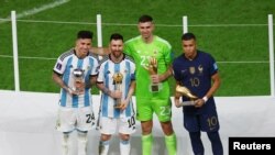 La FIFA entregó los premios a los mejores jugadores de la Copa Mundial de fútbol. 