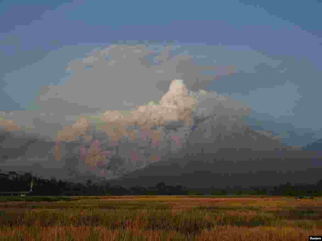 Con 142 volcanes, Indonesia tiene a la mayor cantidad de población del mundo viviendo cerca de un volcán, y al menos a unos 8,6 millones a una distancia de unos 10 kilómetros.