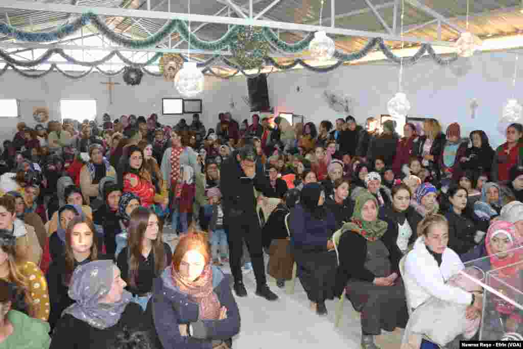 Krîstiyanên Efrînê li derbideriyê cejna Noelê li Dêra Şivanê Qenc ya Încîlî ahenga pîrozbahîyê pêk anîn