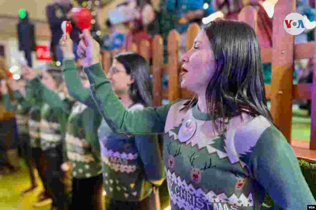 Los villancicos o cantos religiosos o navideños son muy comunes en esta tradición. [Foto: Karen Sánchez, VOA]