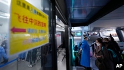 2023年1月10日來自中國的乘客進入韓國仁川國際機場的COVID-19檢測中心