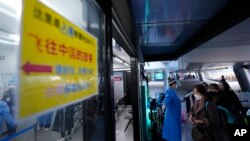 10일 한국 인천국제공항에 도착한 중국발 승객들이 신종 코로나바이러스 감염 검사 장소로 이동하고 있다.