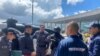 Oficiales de Migración Colombia adscritos a la Regional Aeropuerto El Dorado, expulsaron el 3 de enero del país al destituido teniente de la Policía de Ecuador, Germán Cáceres. [Foto: Migración Colombia]