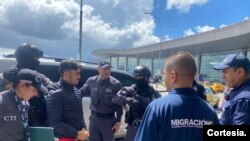 Oficiales de Migración Colombia adscritos a la Regional Aeropuerto El Dorado, expulsaron el 3 de enero del país al destituido teniente de la Policía de Ecuador, Germán Cáceres. [Foto: Migración Colombia]