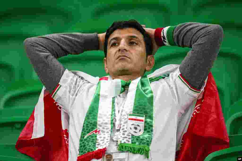 Un aficionado del equipo de Irán observa desanimado el final del partido del grupo B de la Copa Mundial entre Irán y EEUU en el estadio Al Thumama en Doha, Qatar, el 30 de noviembre de 2022.