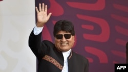 Mantan presiden Bolivia Evo Morales menyapa publik dalam parade militer Meksiko yang berlangsung di alun-alun Zocalo, Mexico City, pada 16 September 2022. (Foto: AFP/Rodrigo Arangua)