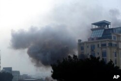 阿富汗喀布尔桂园酒店遭袭击时冒出大量浓烟。（2022年12月12日）