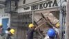 Trabajadores inspeccionan una tienda dañada durante un sismo en Cianjur, Java Occidental Indonesia, el lunes 21 de noviembre de 2022. (AP Foto/Firman Taqur)