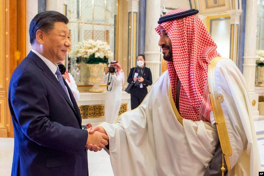 2022年12月9号，沙特阿拉伯王储及内阁首相穆罕默德·本·萨勒曼（右）欢迎中国国家主席习近平出席海湾国家合作委员会峰会和中国-阿拉伯联盟国家峰会。(photo:VOA)