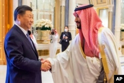 2022年12月9号，沙特阿拉伯王储及内阁首相穆罕默德·本·萨勒曼（右）欢迎中国国家主席习近平出席海湾国家合作委员会峰会和中国-阿拉伯联盟国家峰会。