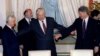 Президенти України, Росії і США 14 січня 1994 року під час підписання тристоронньої декларації, де йшлося, що відносини країн базуватимуться на «повазі незалежності, суверенітету і територіальної цілісності».