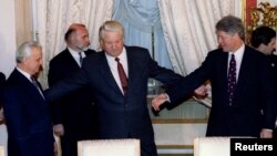 Президенти України, Росії і США 14 січня 1994 року під час підписання тристоронньої декларації, де йшлося, що відносини країн базуватимуться на «повазі незалежності, суверенітету і територіальної цілісності».